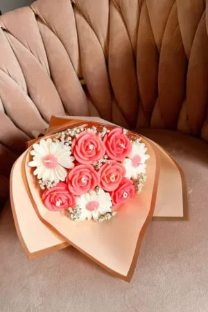 scented-candle-bouquet-with-daisy-rose-pillar-candles
